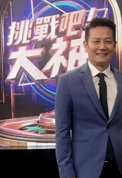 沐足养生馆小哥大胆闯入沐足养生馆一排美女技师可选幸运的挑中了大长腿黑丝美腿妖艳红牌技师 - 38GIRL