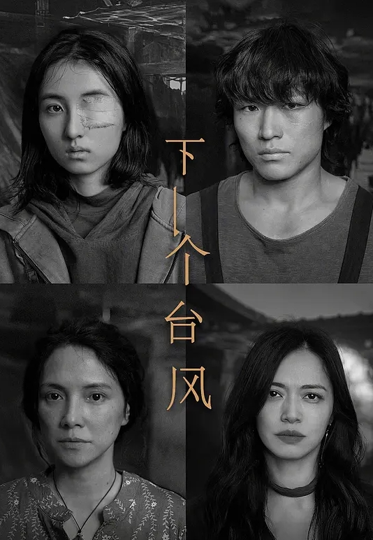 抄底双马尾女仆装小美女逛漫展 黑网袜白色内内，只顾玩手机 - 38GIRL